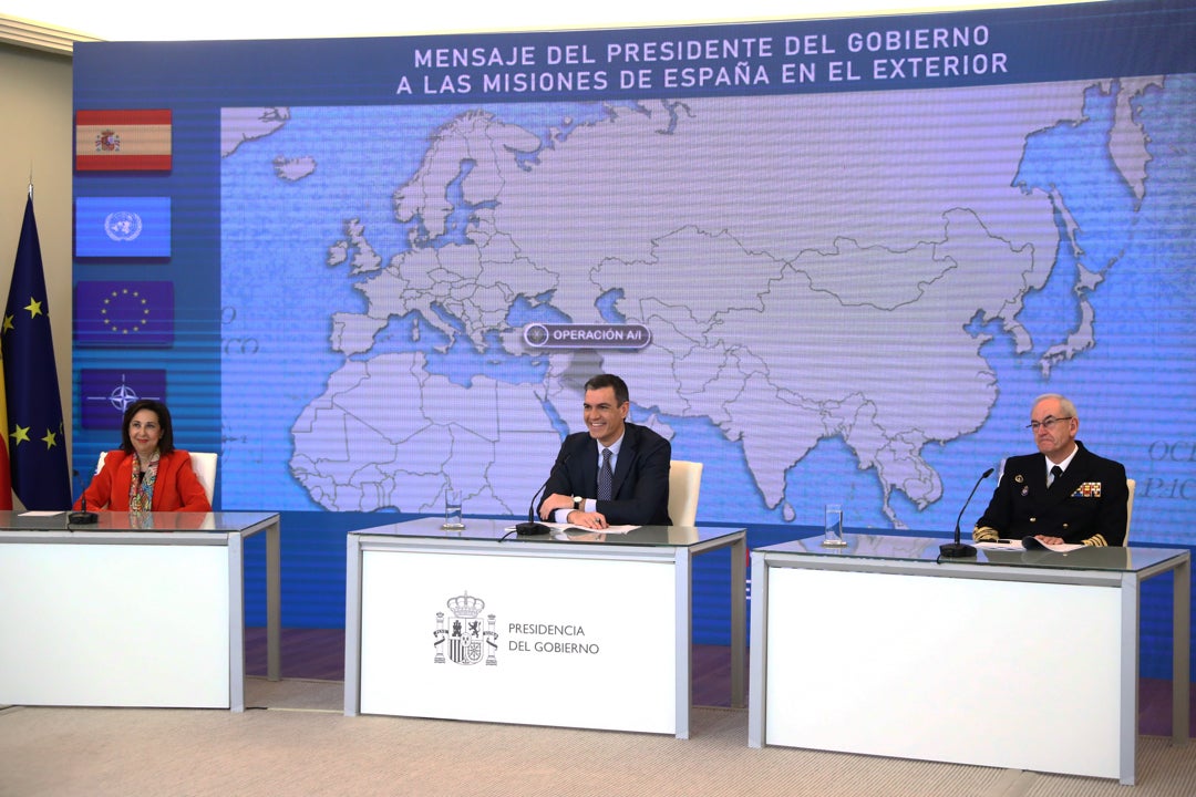 Pedro Sánchez agradece su "abnegación y entrega" a los militares desplegados en el exterior Pedro Sánchez agradece su "abnegación y entrega" a los militares desplegados en el exterior