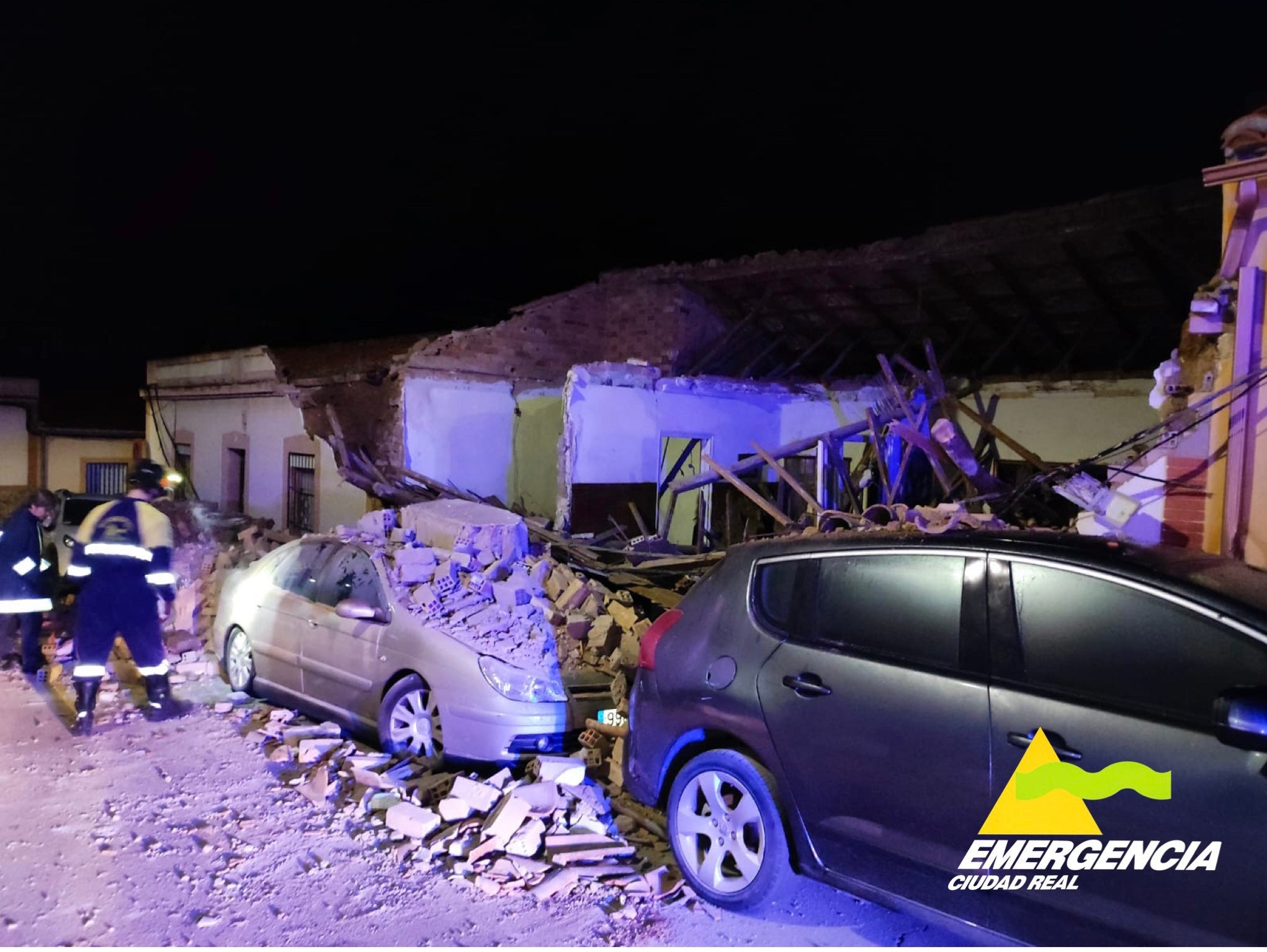 Fachadas de dos viviendas caen sobre cuatro vehículos en Puertollano sin causar heridos Fachadas de dos viviendas caen sobre cuatro vehículos en Puertollano sin causar heridos