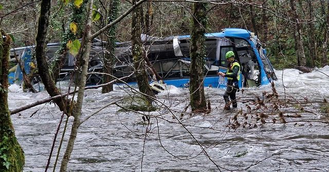 Seis muertos y dos supervivientes tras caer un autobús al río Lérez en Pontevedra Seis muertos y dos supervivientes tras caer un autobús al río Lérez en Pontevedra