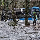 El autobús que ha caído al río Lérez en Pontevedra El autobús que ha caído al río Lérez en Pontevedra