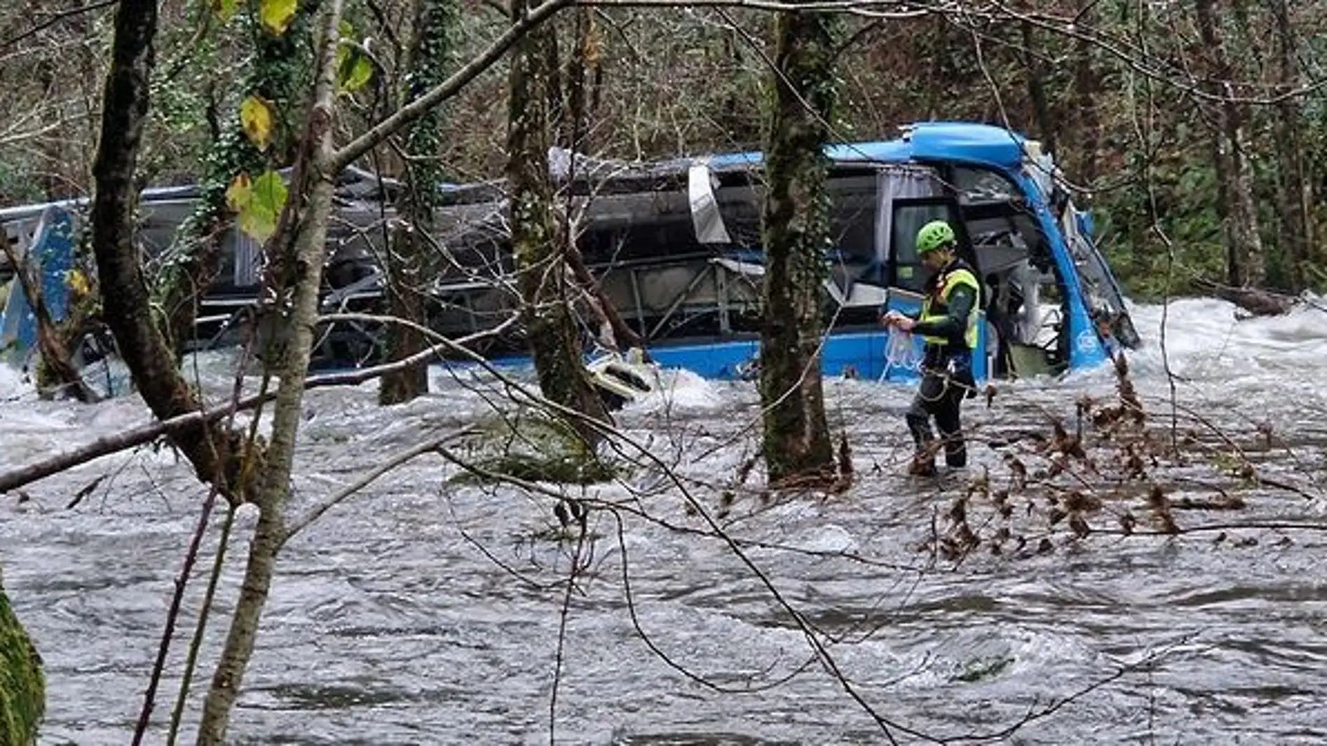 El autobús que ha caído al río Lérez en Pontevedra