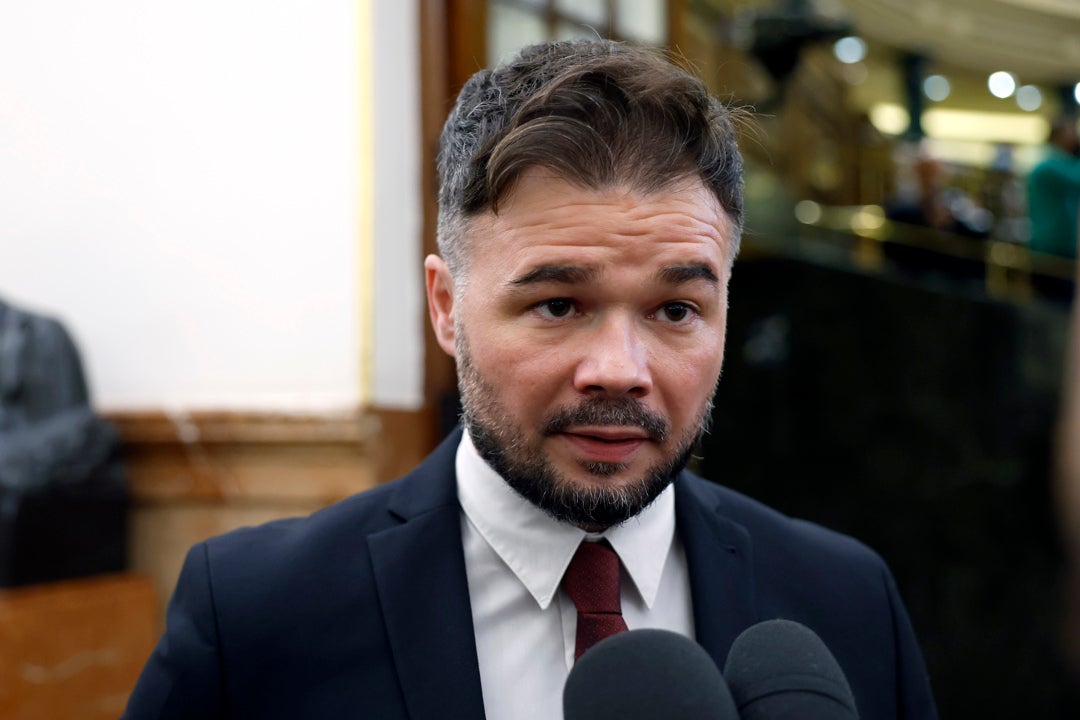 Rufián pide más fuerza para ERC porque su "papel es obligar al PSOE a hacer" Rufián pide más fuerza para ERC porque su "papel es obligar al PSOE a hacer"