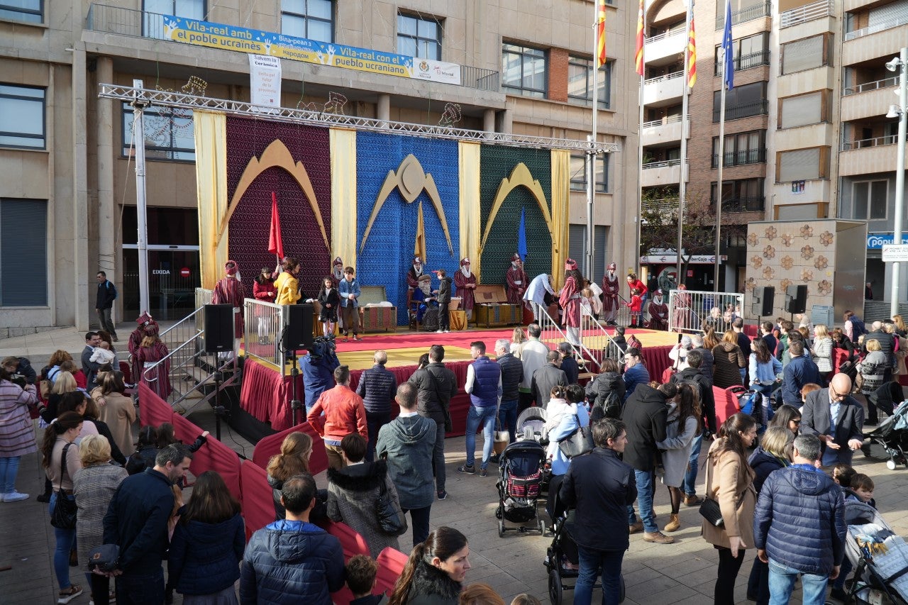 Vila-real recibe a los Mensajeros Reales en la plaza Mayor Vila-real recibe a los Mensajeros Reales en la plaza Mayor