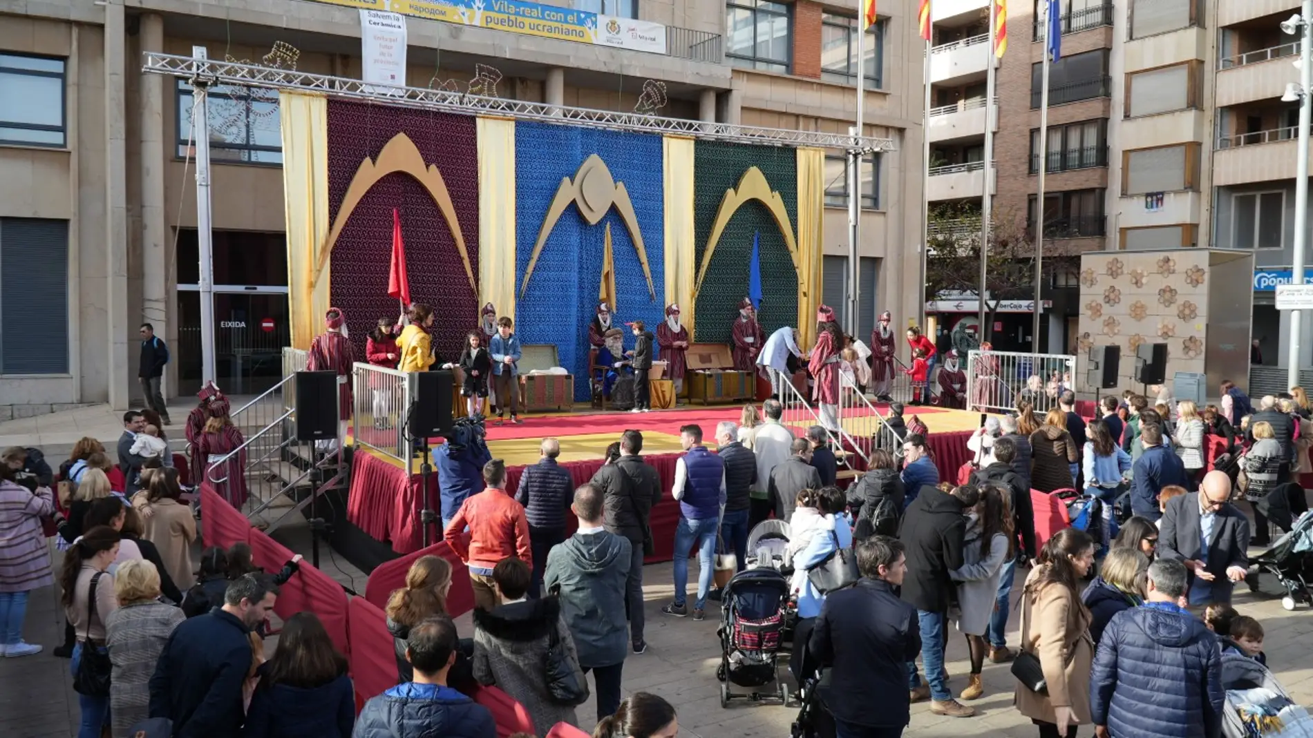 Vila-real recibe a los Mensajeros Reales en la plaza Mayor