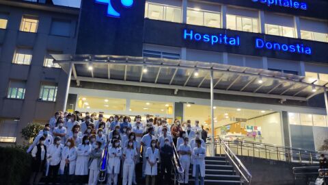 Decenas de personas se han vuelto a concentrar en el Hospital Donostia 