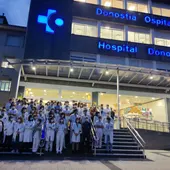 Decenas de personas se han vuelto a concentrar en el Hospital Donostia Decenas de personas se han vuelto a concentrar en el Hospital Donostia