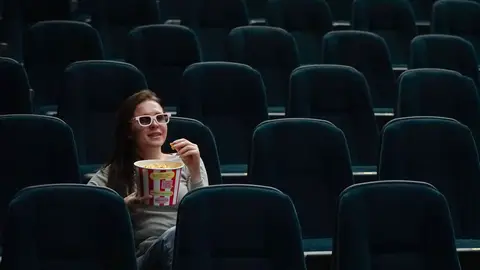 Imagen de archivo de una mujer en el cine Imagen de archivo de una mujer en el cine