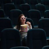 Imagen de archivo de una mujer en el cine