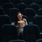 Imagen de archivo de una mujer en el cine Imagen de archivo de una mujer en el cine