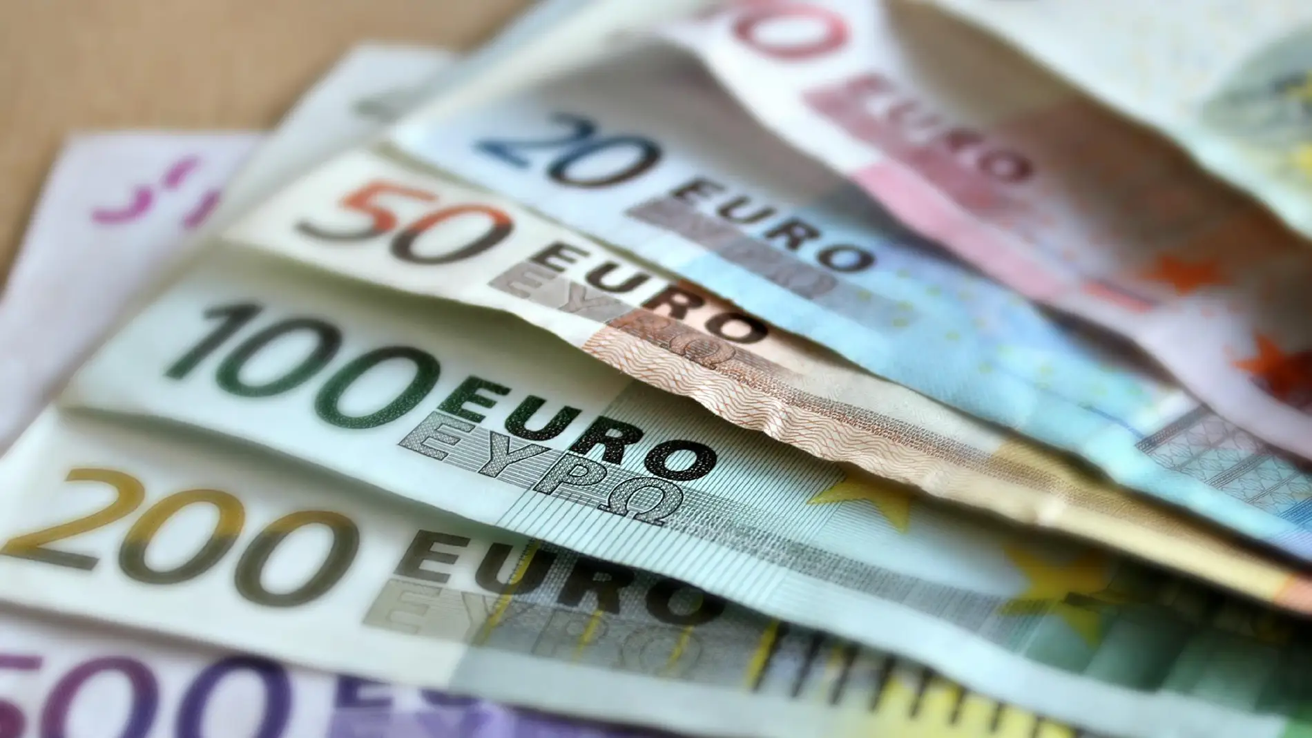 Fotografía de archivo de varios billetes de euro.