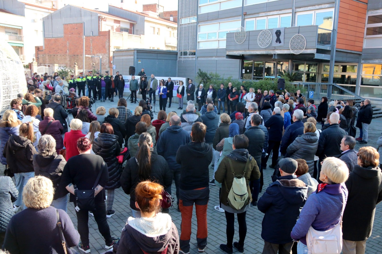 Más de 300 personas se concentran en Santa Perpetua de Mogoda para condenar el crimen de una vecina a manos de su pareja Más de 300 personas se concentran en Santa Perpetua de Mogoda para condenar el crimen de una vecina a manos de su pareja