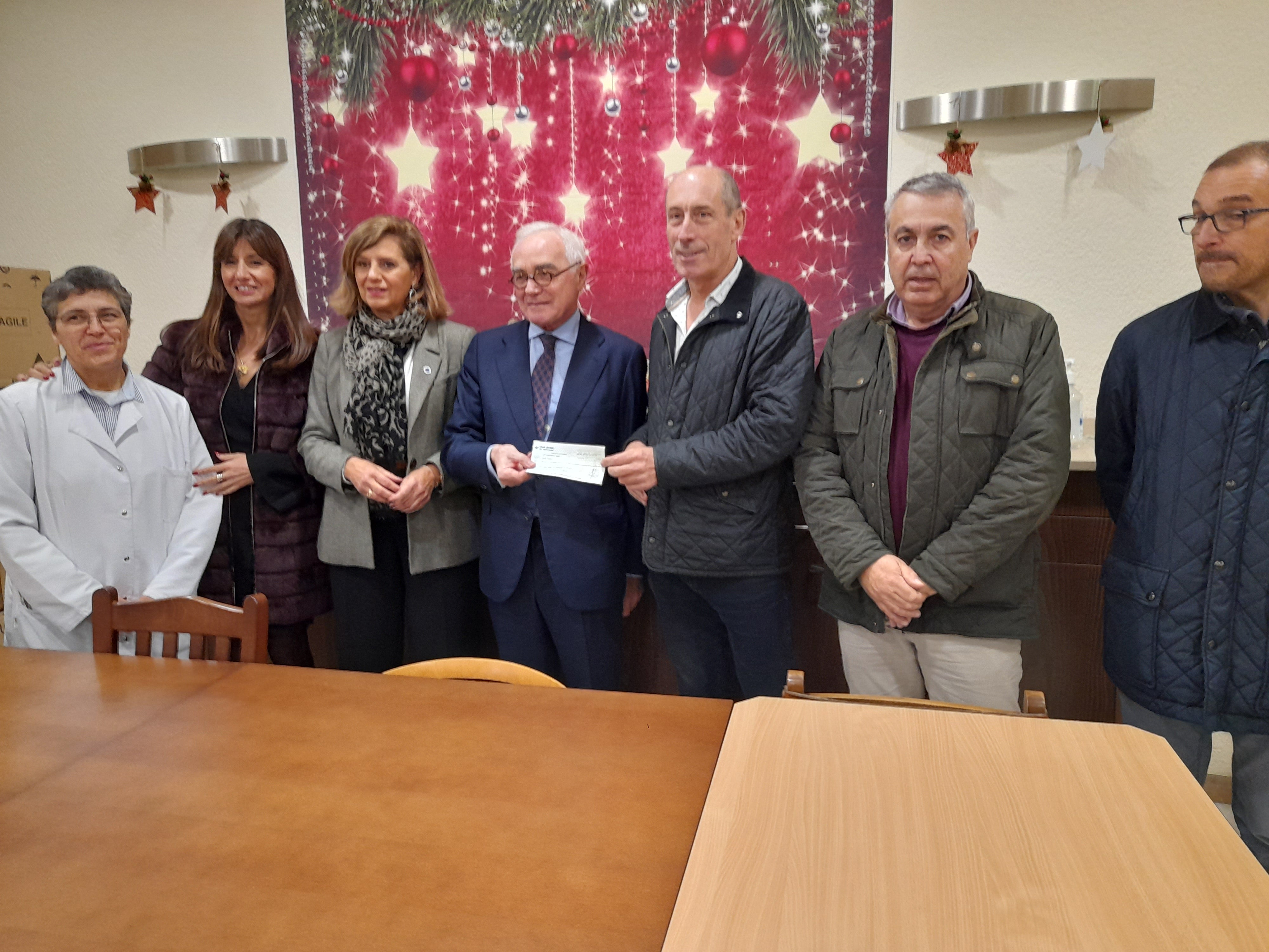 La cooperativa Radio Taxi Oviedo Principado entrega un cheque con la recaudación anual a la cocina económica de Oviedo La cooperativa Radio Taxi Oviedo Principado entrega un cheque con la recaudación anual a la cocina económica de Oviedo