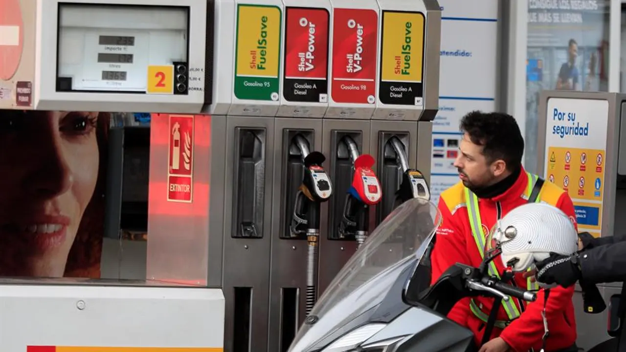 Un trabajador dispensa gasolina de un surtidor.