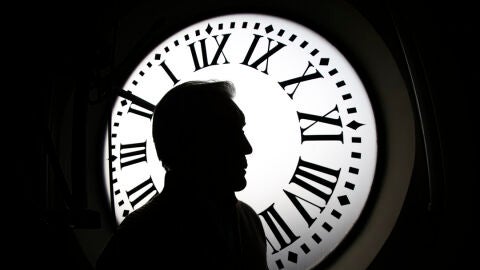 El relojero de la Puerta del Sol, Jes&uacute;s L&oacute;pez-Terradas, ante el reloj