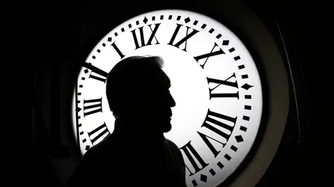 El relojero de la Puerta del Sol, Jesús López-Terradas, ante el reloj El relojero de la Puerta del Sol, Jesús López-Terradas, ante el reloj