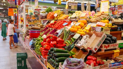 Imagen de archivo de un puesto de una frutería en un mercado. 