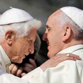 Benedicto XVI y Francisco I, el abrazo entre dos papas