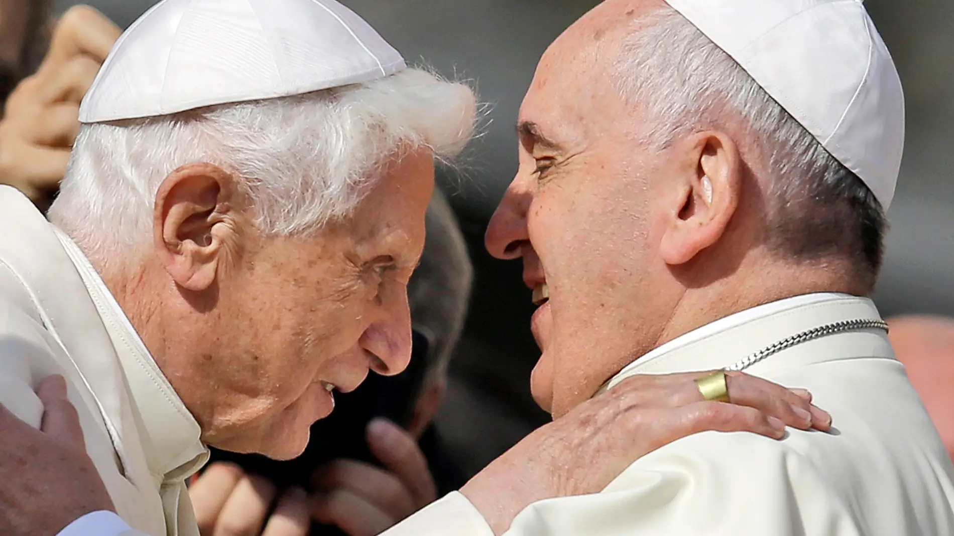 Benedicto XVI y Francisco I, el abrazo entre dos papas