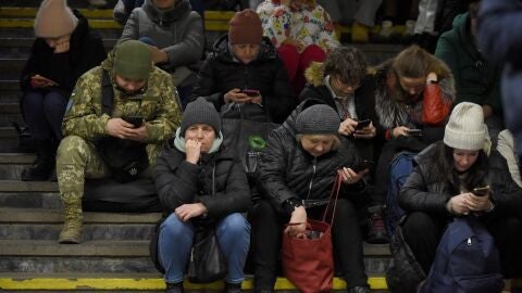 Ciudadanos de Kiev se refugian dentro de una estaci&oacute;n de metro durante una alerta de ataque a&eacute;reo en Kiev, Ucrania. Misiles rusos atacaron las principales ciudades de Ucrania