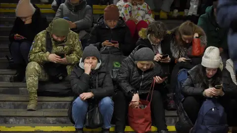 Ciudadanos de Kiev se refugian dentro de una estación de metro durante una alerta de ataque aéreo en Kiev, Ucrania. Misiles rusos atacaron las principales ciudades de Ucrania Ciudadanos de Kiev se refugian dentro de una estación de metro durante una alerta de ataque aéreo en Kiev, Ucrania. Misiles rusos atacaron las principales ciudades de Ucrania