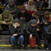 Ciudadanos de Kiev se refugian dentro de una estación de metro durante una alerta de ataque aéreo en Kiev, Ucrania. Misiles rusos atacaron las principales ciudades de Ucrania