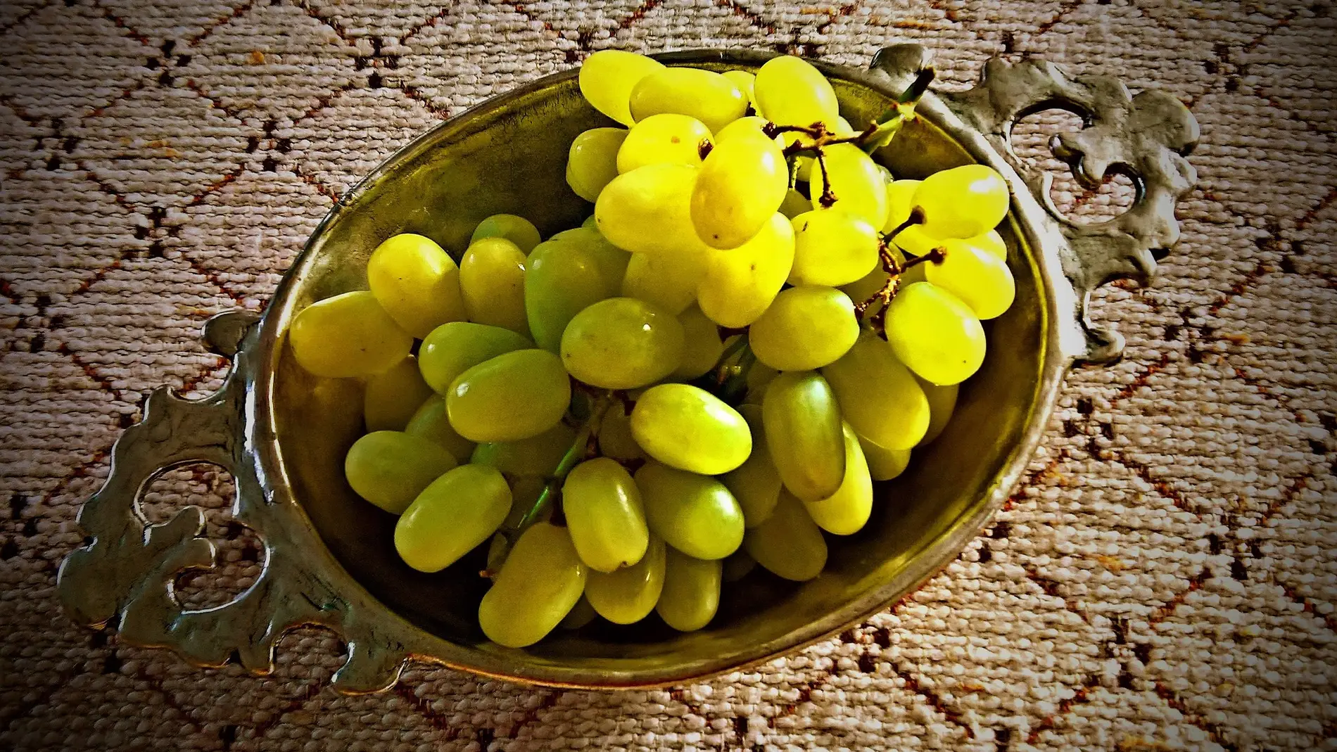 Un plato de uvas en una imagen de archivo.