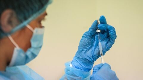 Fotografía de archivo de una profesional de la salud preparando una dosis de vacuna contra la covid-19