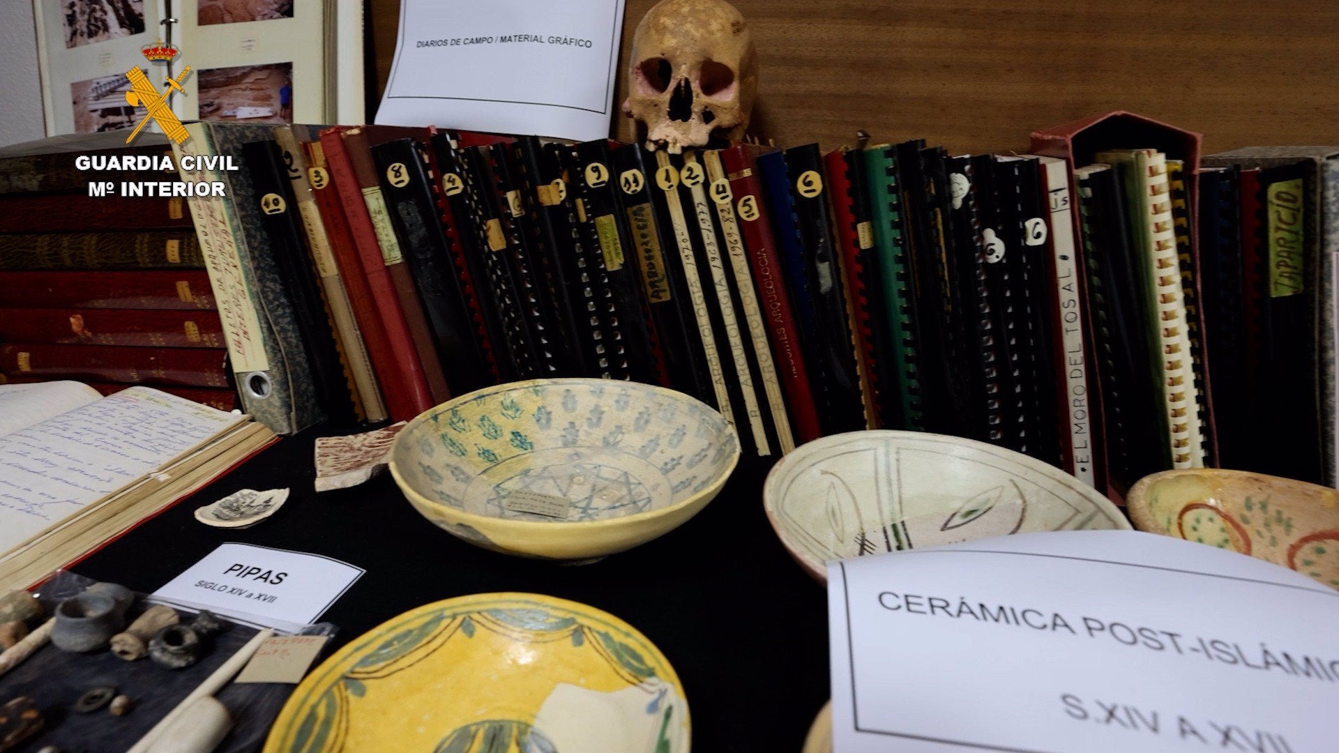 350 piezas arqueológicas y casi 200 restos óseos de entre 4000 y 5000 años de antigüedad han sido recuperada por la Guardia Civil en la provincia de Alicante 350 piezas arqueológicas y casi 200 restos óseos de entre 4000 y 5000 años de antigüedad han sido recuperada por la Guardia Civil en la provincia de Alicante