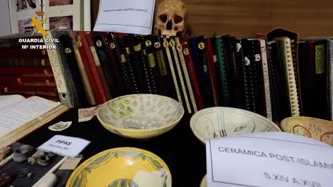 350 piezas arqueológicas y casi 200 restos óseos de entre 4000 y 5000 años de antigüedad han sido recuperada por la Guardia Civil piezas arqueológicas y casi 200 restos