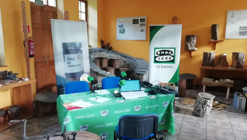 Emisión del programa desde la Casa de la Apicultura de Boal. Emisión del programa desde la Casa de la Apicultura de Boal.