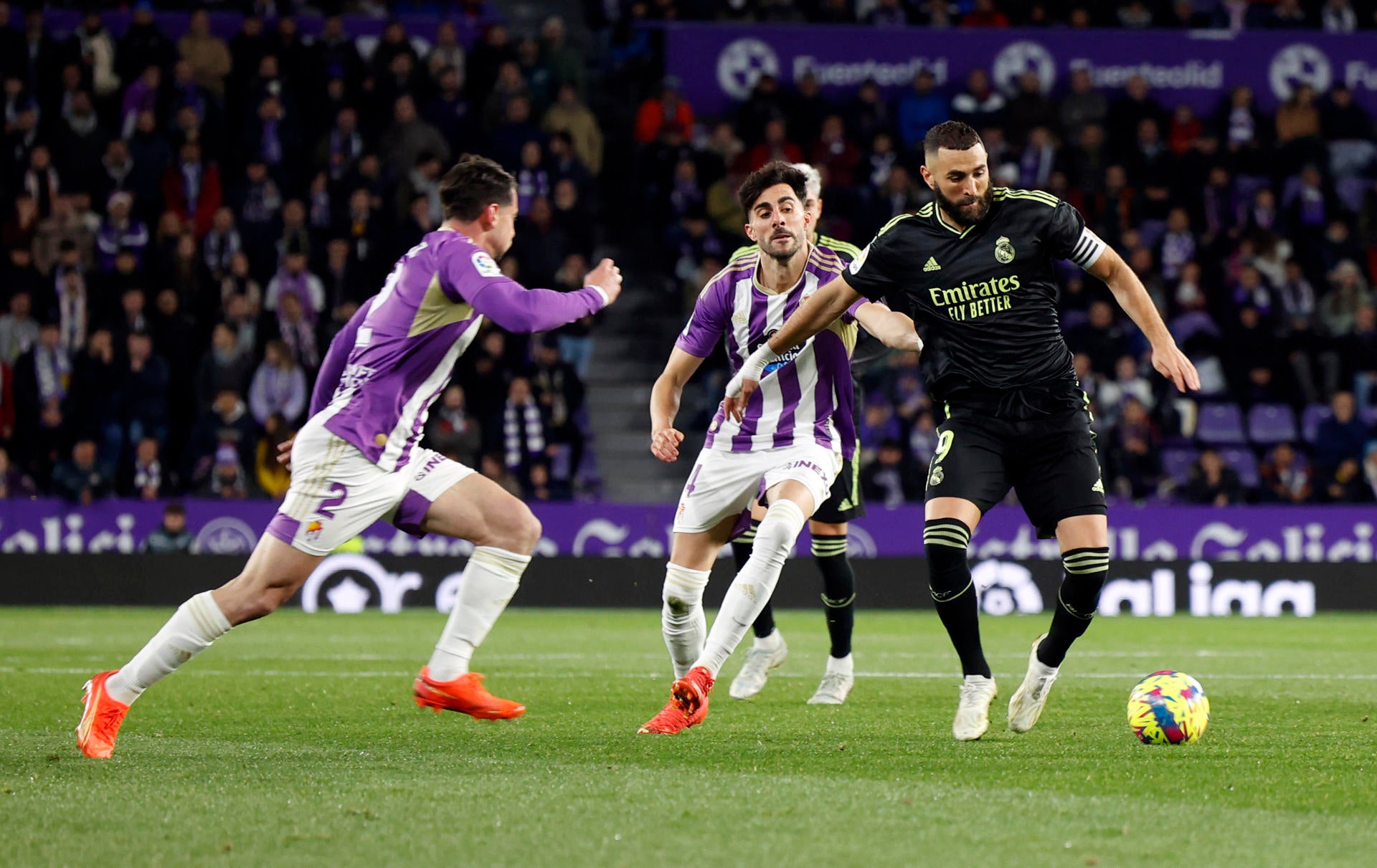 El Real Madrid gana al Valladolid con dos goles de Benzema El Real Madrid gana al Valladolid con dos goles de Benzema
