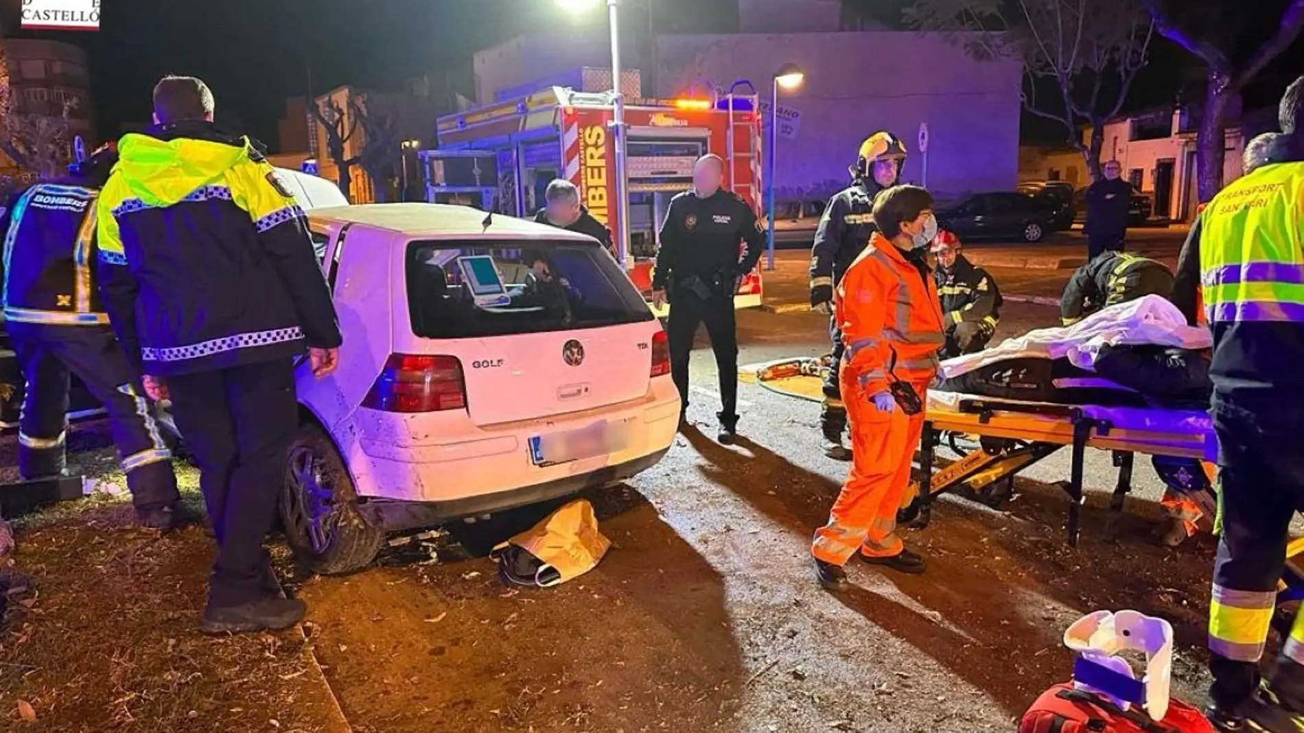 Dos jóvenes, uno de ellos menor, heridos al chocar su coche contra un árbol en Vila-real