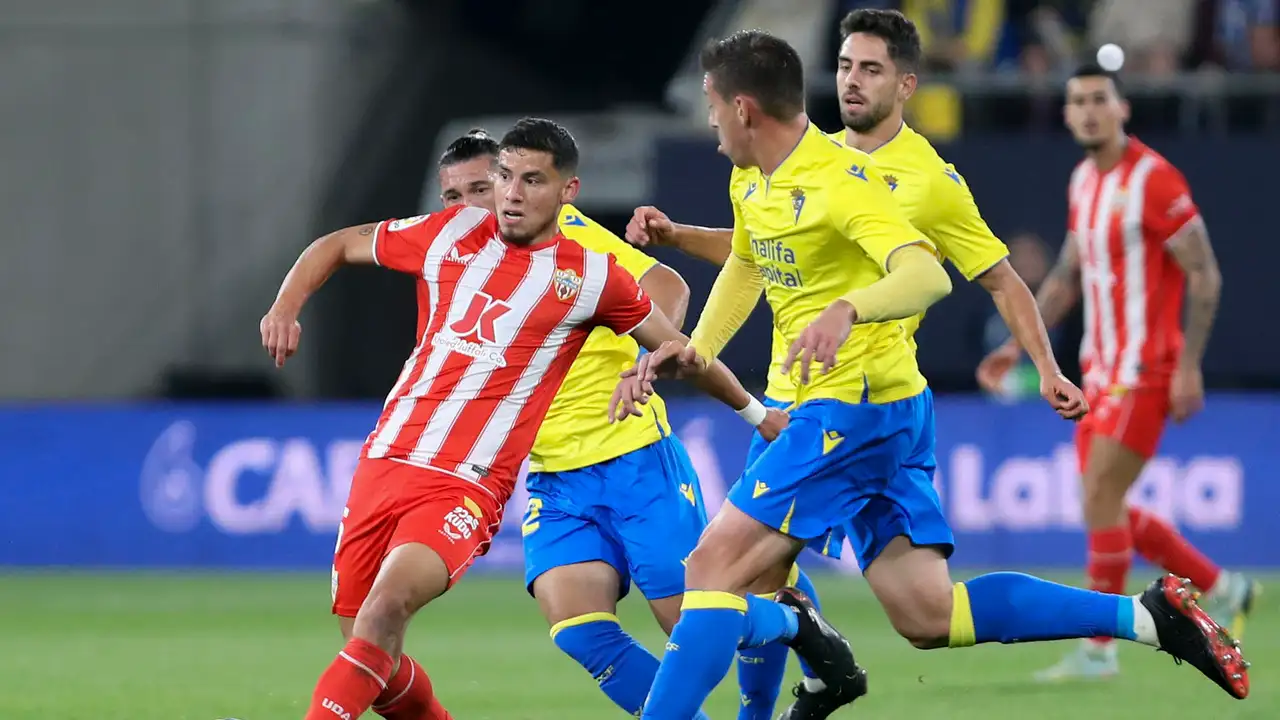 El centrocampista del Almería Lucas Robertone juega un balón ante varios jugadores del Cádiz El centrocampista del Almería Lucas Robertone juega un balón ante varios jugadores del Cádiz