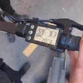 La Policía Local de Elche denuncia al propietario de un patinete eléctrico que podía circular a casi 60 kilómetros por horas.
