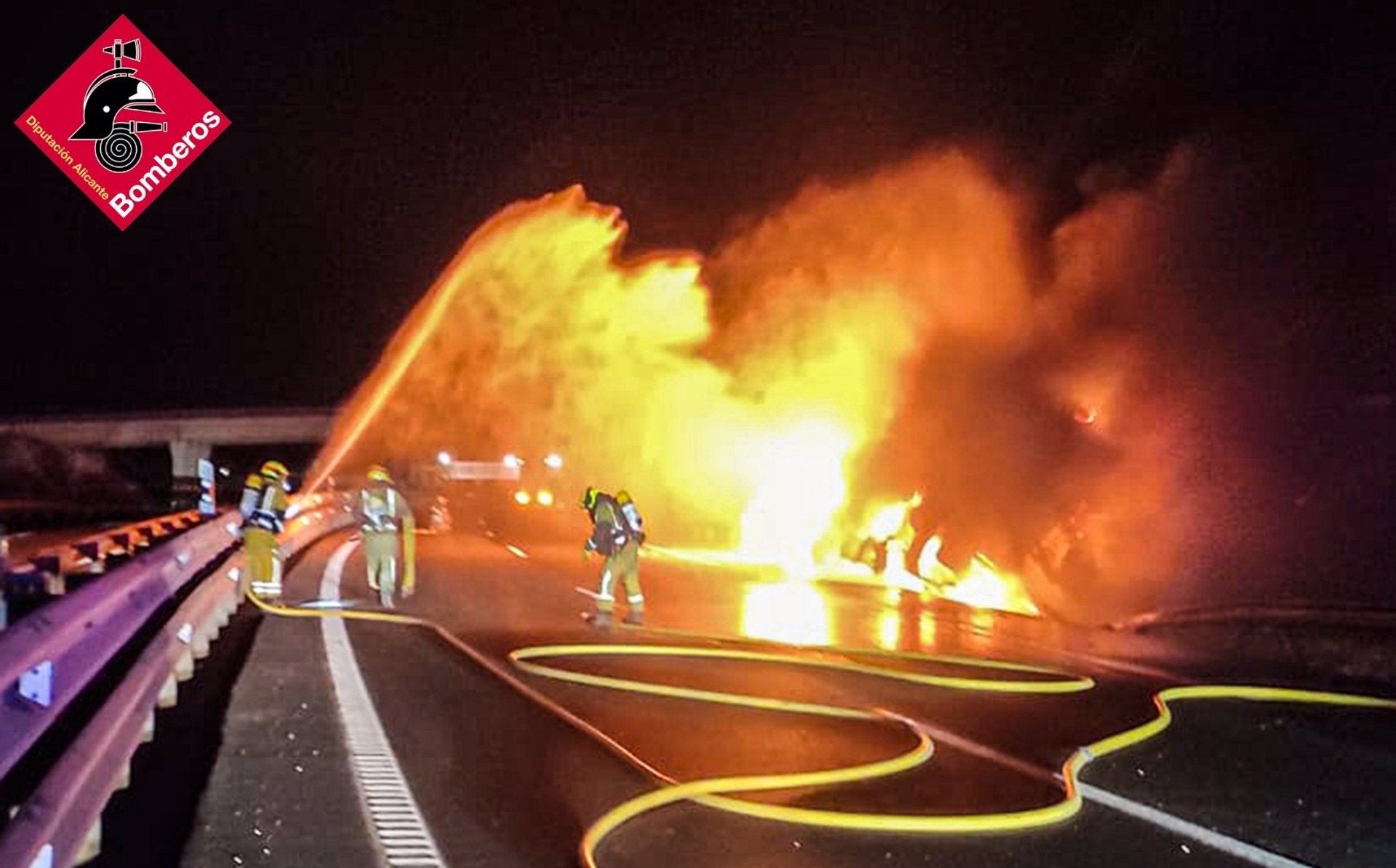 Un incendio calcina un camión frigorífico en la A-31 a su paso por Novelda Un incendio calcina un camión frigorífico en la A-31 a su paso por Novelda