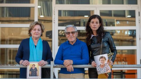 De izquierda a derecha: Mar&iacute;a Parra, familiar de una personas que estuvo en la residencia de Altabix; Paco Mu&ntilde;oz, residente de la residencia de Altabix desde hace 13 a&ntilde;os; y Ester Pascual, portavoz de ReCoVa.