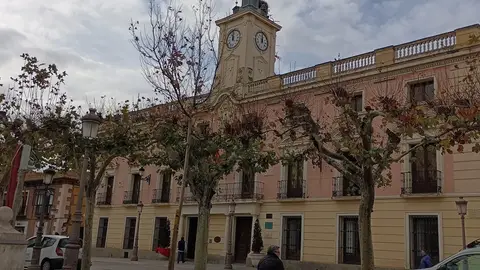 Ayuntamiento de Alcalá de Henares Las peñas festivas de Alcalá de Henares vuelven a celebrar las preuvas esta noche frente al consistorio complutense