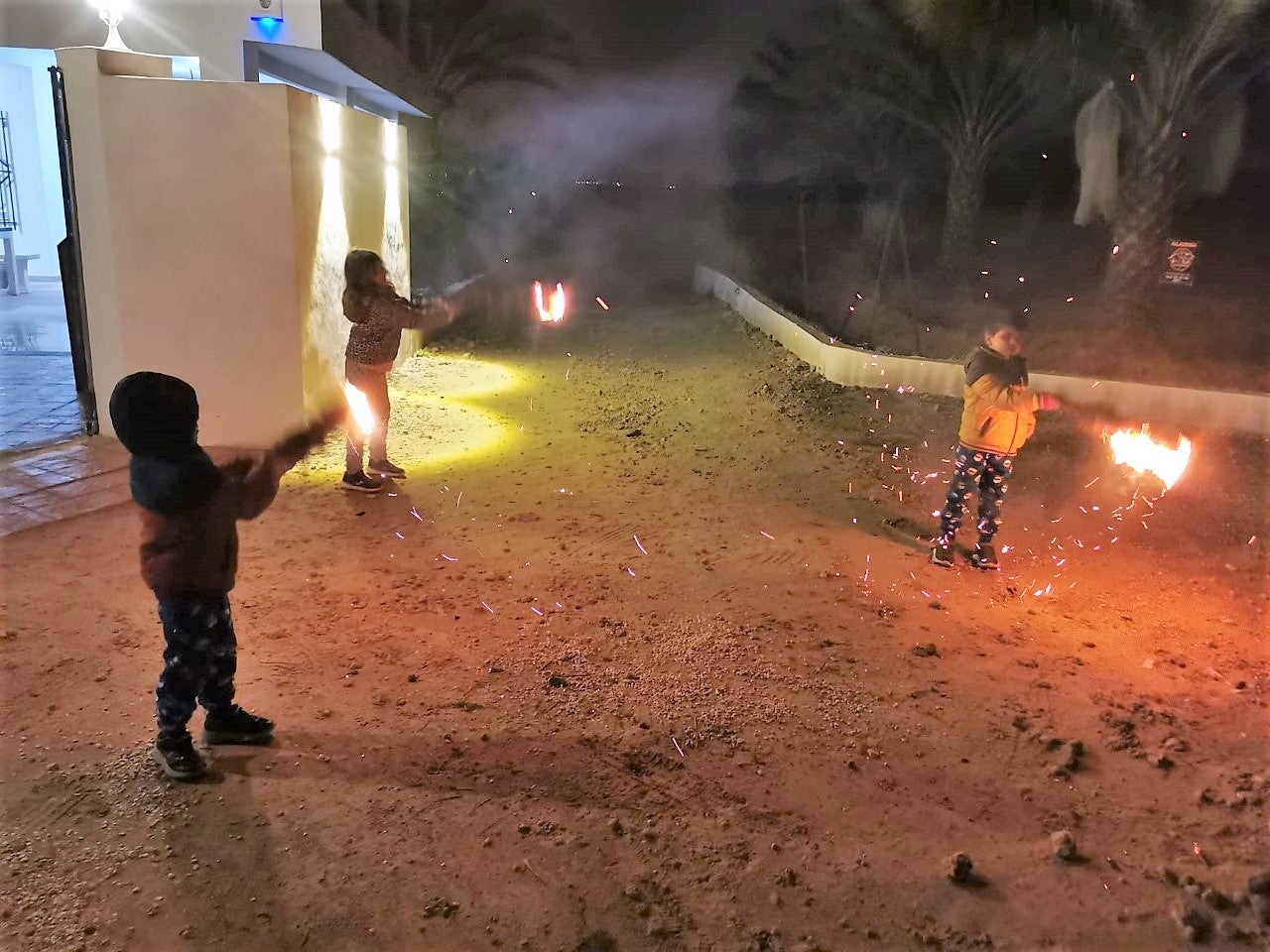 La tradición ancestral de les atxes de la noche de Reyes despega de nuevo en Elche La tradición ancestral de les atxes de la noche de Reyes despega de nuevo en Elche