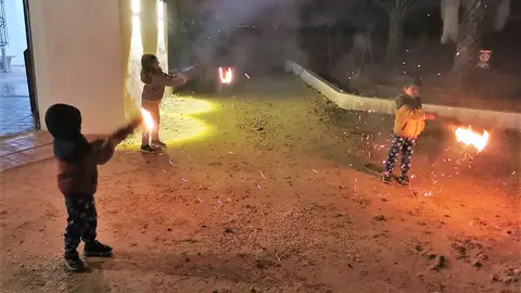 Niños con 'atxes' en Elche en una noche del día de Reyes. Niños con 'atxes' en Elche en una noche del día de Reyes.