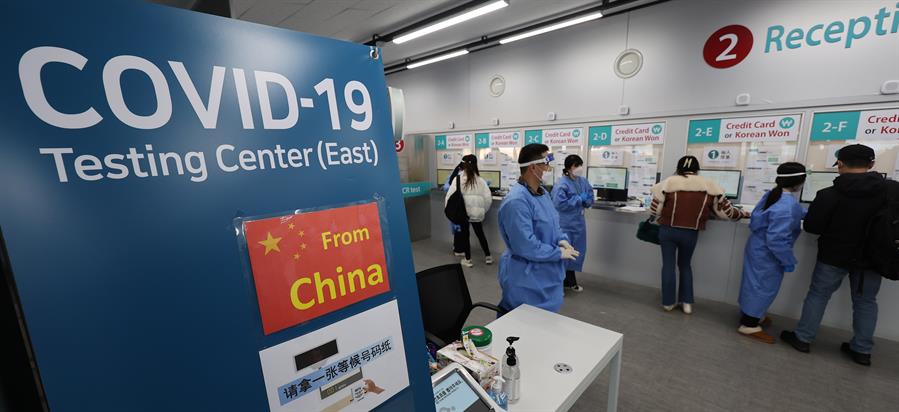 Los médicos españoles piden una "doble condición" para los viajeros procedentes de China tras la ola de Covid Los médicos españoles piden una "doble condición" para los viajeros procedentes de China tras la ola de Covid