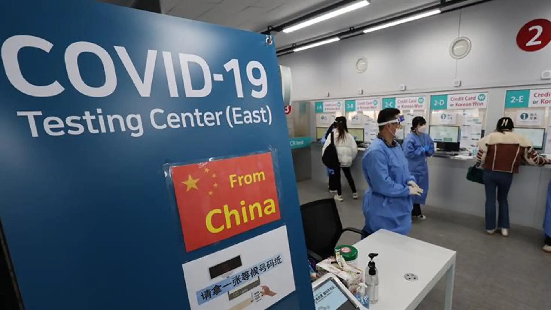 Los médicos de España piden una "doble condición" para los viajeros procedentes de China tras la ola de Covid