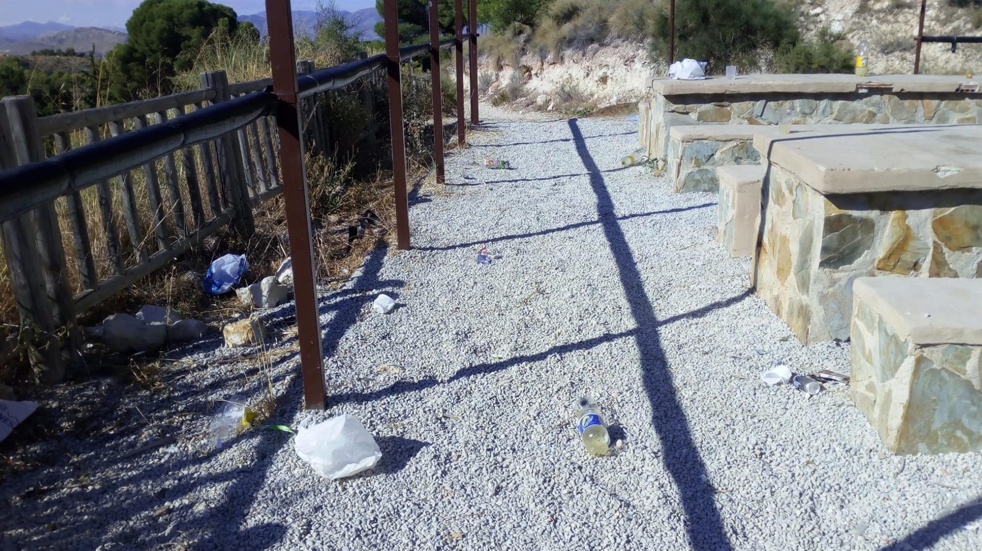 La Policía Local de Petrer actúa ante un botellón en un descampado adyacente a un colegio de la localidad La Policía Local de Petrer actúa ante un botellón en un descampado adyacente a un colegio de la localidad