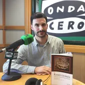 Jorge de Juan con su Libro "El Ramo Leonés. Introducción y antología de textos” Jorge de Juan con su Libro "El Ramo Leonés. Introducción y antología de textos”