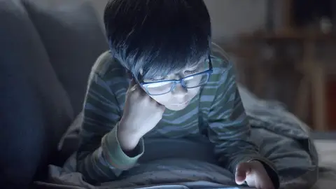 Imagen de un niño utilizando una tablet Imagen de un niño utilizando una tablet