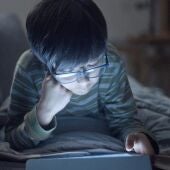 Imagen de un niño utilizando una tablet