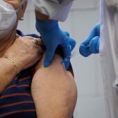 Una mujer vacunándose contra el Covid- 19
