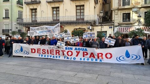 Agricultures del Sindicato Central de Regantes del Acueducto Tajo-Segura concentrados en Valencia.