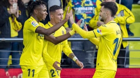 Chukwueze y Baena celebran un gol