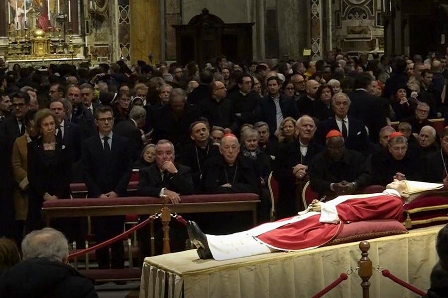 Se clausura la capilla ardiente de Benedicto XVI con la visita de Doña Sofía y Bolaños Se clausura la capilla ardiente de Benedicto XVI con la visita de Doña Sofía y Bolaños