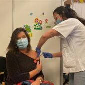 La consellera de Salud y Consumo, Patricia Gómez, mientras se inoculaba la vacuna doble para la covid y la gripe. 